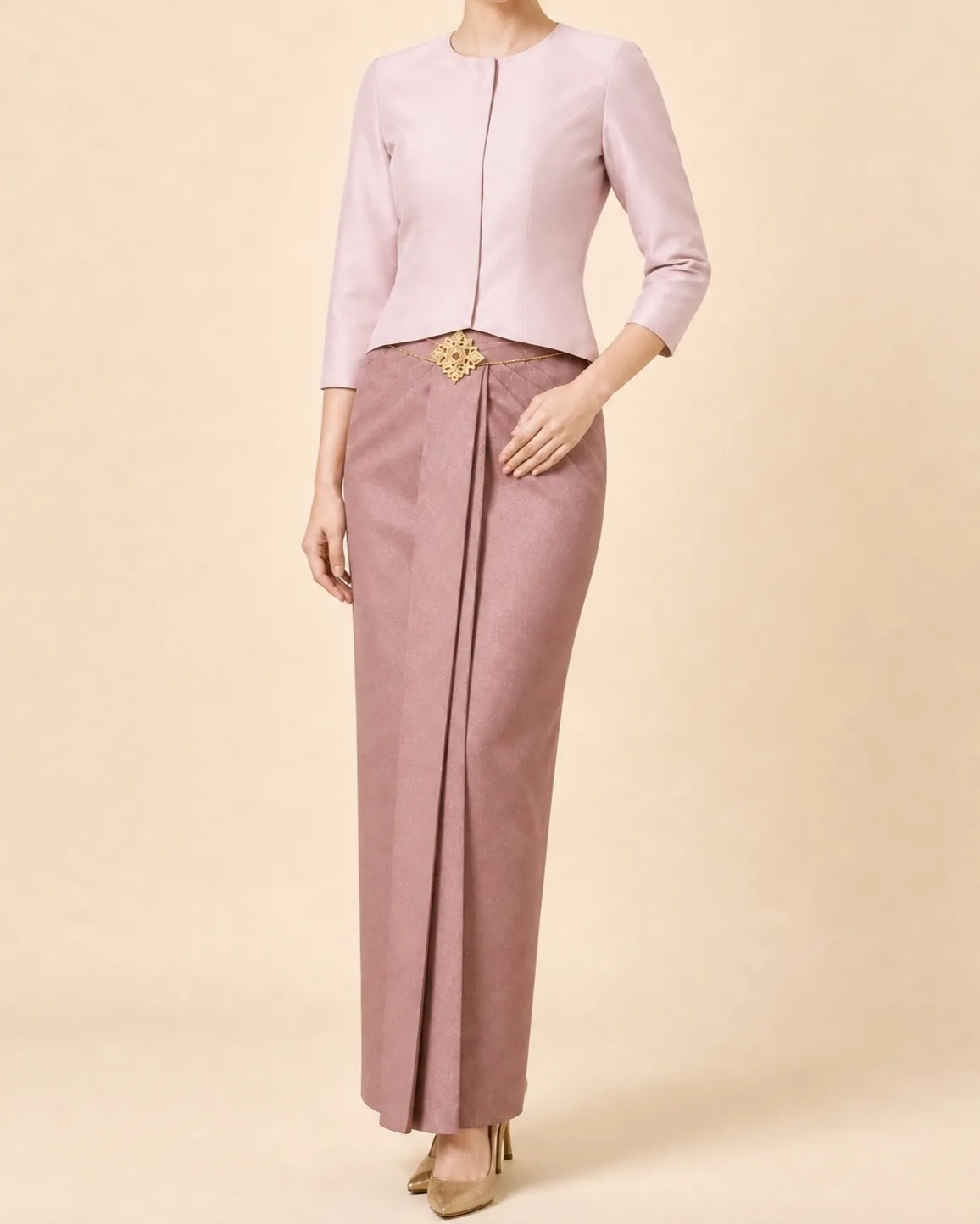 Ruean Ton style Chut Thai: a collarless blouse with three-quarter sleeves and a plain pha sin skirt