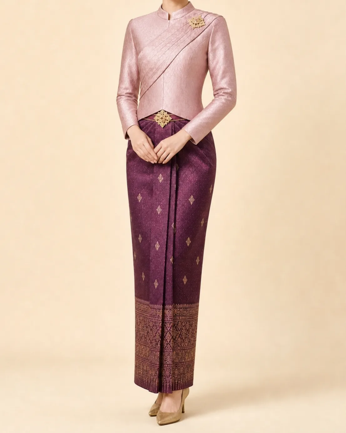 Siwalai style Chut Thai: a fitted long-sleeved blouse with a sabai sewn into the back, draping over one shoulder