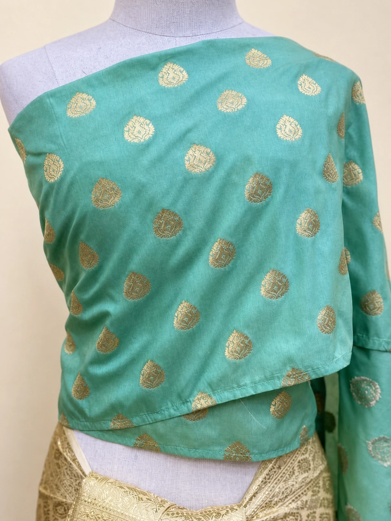 Chomchan woven Thai sabai in green, pattern 2, main view